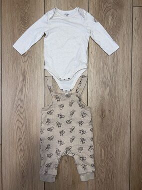 🛍️ 4 for $20 🛍️ - Disney Beige Overall Romper with Winnie the Pooh Sketches